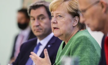 Меркел: Германците да не патуваат во земји со висок ризик