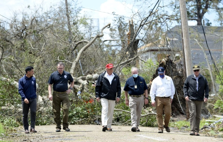 Трамп посети делови од Луизијана и Тексас погодени од ураганот