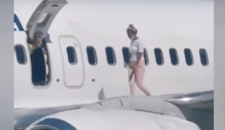 Украинка се прошета по крилото на авион (видео)