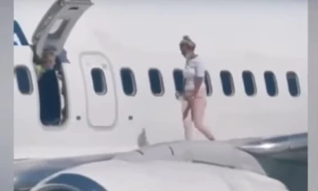 Украинка се прошета по крилото на авион (видео)