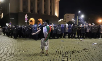 Полицијата ги потисна демонстрантите пред Народното собрание во Софија, има приведени и повредени