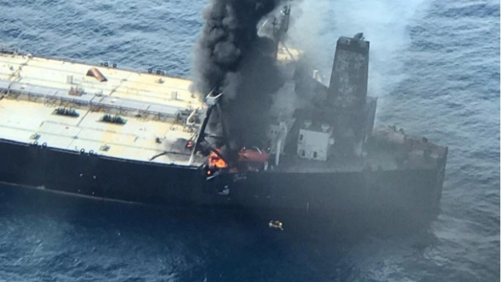 Пожар на танкер кај Шри Ланка, во океанот може да се излеат 270.000 тони нафта