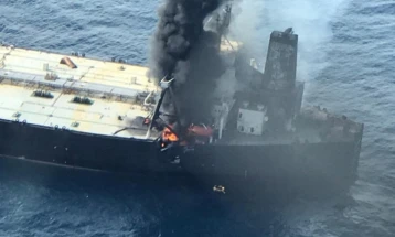 Пожар на танкер кај Шри Ланка, во океанот може да се излеат 270.000 тони нафта