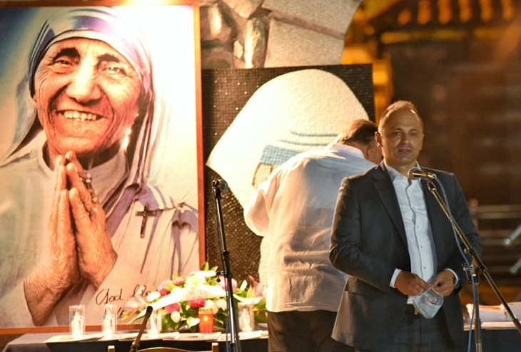 Министерот Филипче и Министерството за здравство добитници на признанието за хуманост „Св. Мајка Тереза“