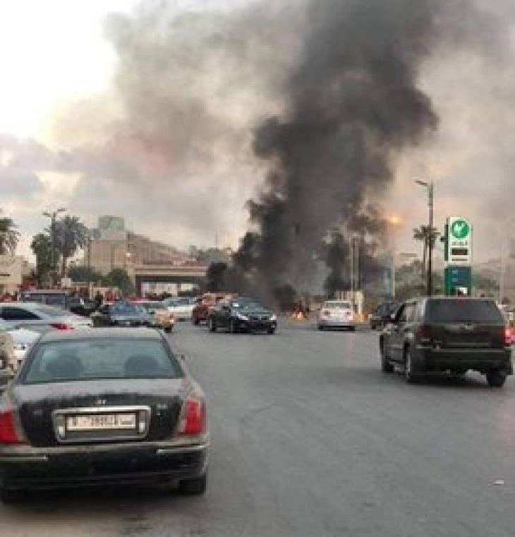 Демонстрантите го запалија седиштето на паралелната влада во Бенгази (видео)