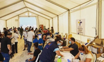 Заразени со коронавирусот 243 бегалци и мигранти на Лезбос, регистрирани осум случаи и на Света Гора