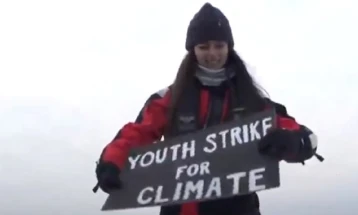 Британска тинејџерка пет часа протестираше на Арктикот