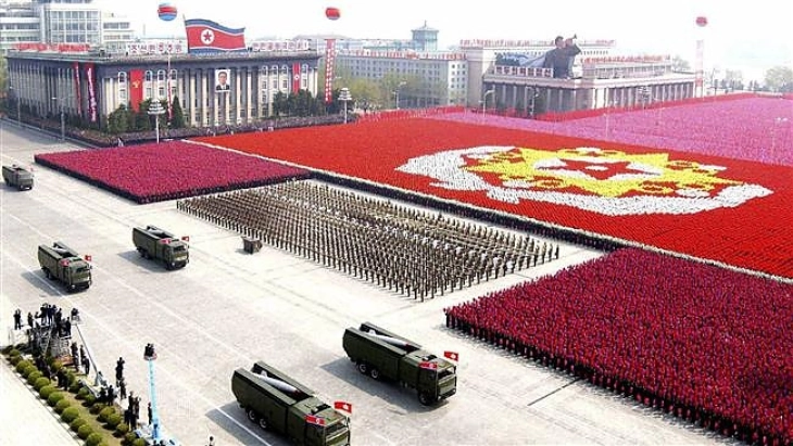 Северна Кореја со воена парада ја одбележа годишнината на владејачката Работничка партија  