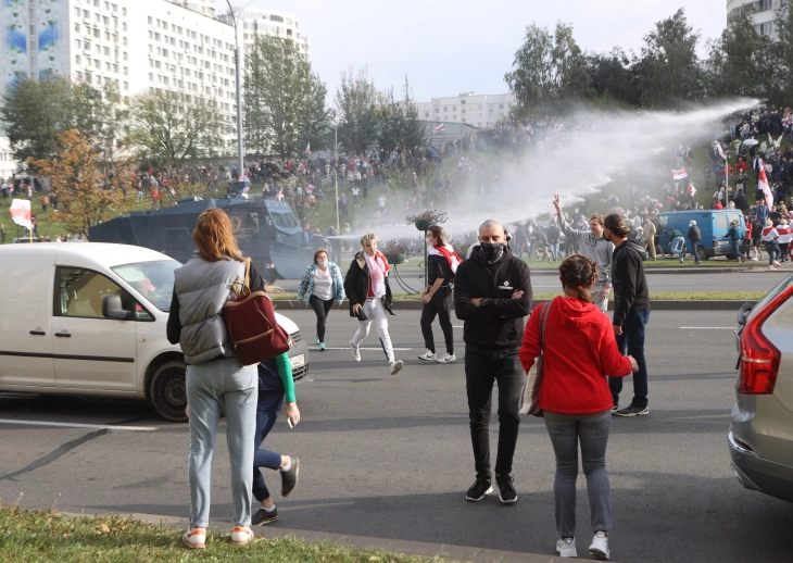 Белоруската полиција со водени топови и шок бомби ги растера демонстрантите во Минск