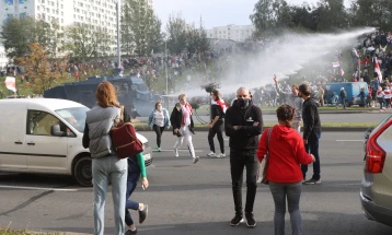 Белоруската полиција со водени топови и шок бомби ги растера демонстрантите во Минск