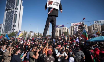 Масовни протести во Чиле, приведени речиси 600 луѓе