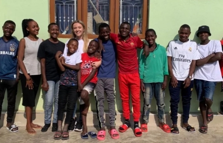 Британка посвоила 14 деца од Африка