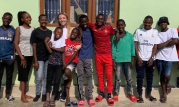Британка посвоила 14 деца од Африка