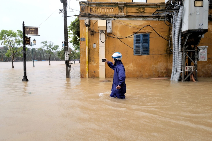 Тајфунот Молаве усмрти најмалку две лица во Виетнам