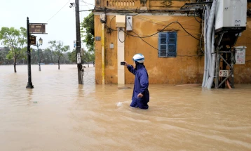 Тајфунот Молаве усмрти најмалку две лица во Виетнам