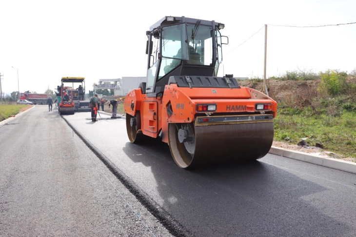 Продолжува асфалтирањето во индустриската зона во Куманово