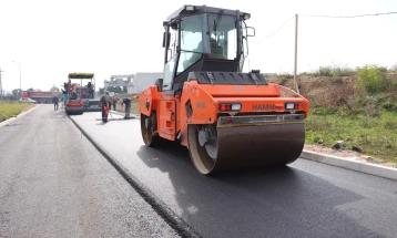Продолжува асфалтирањето во индустриската зона во Куманово