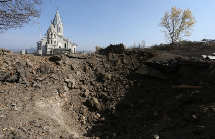 Азербејџанската армија се доближи на пет километри од Шуши