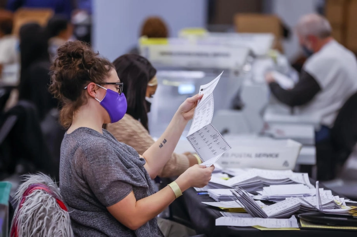 Во Филаделфија остануваат да се избројат уште 40.000 гласови