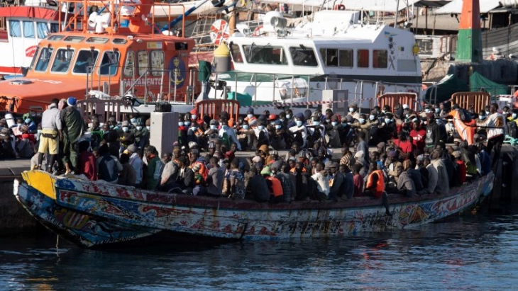 На Канарските Острови пристигнале 1.600 мигранти во текот на викендот
