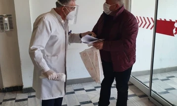 Прилепскиот градоначалник волонтира во Инфективно одделение во Прилеп