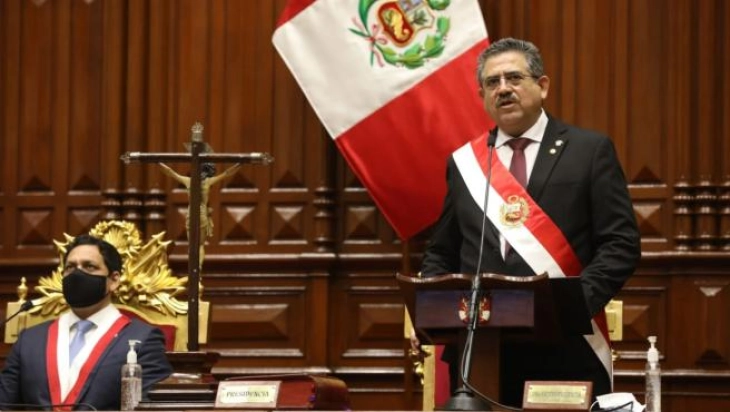 Времениот претседател на Перу поднесе оставка