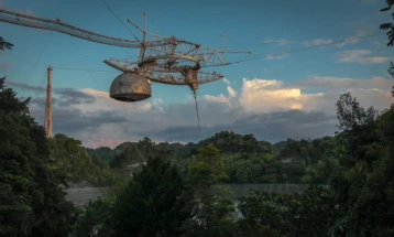 Во Порторико се урна голем радио телескоп