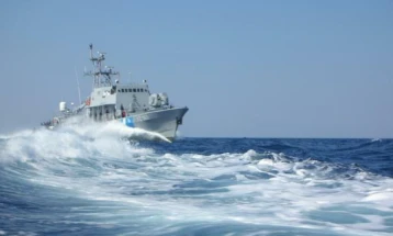 Спасени 32 лица и двајца исчезнати откако потона чамец со мигранти во близина на Лезбос   