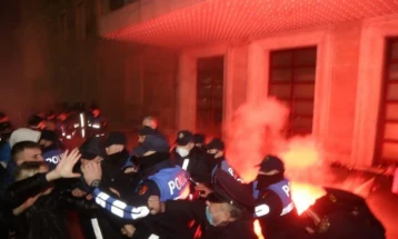 Повторно насилни протести во Тирана,ангажрани беа 1.500 полицајци