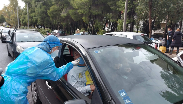Голем интерес кај Грците за брзите бесплатни тестирања од автомобил за Ковид-19 (фото)