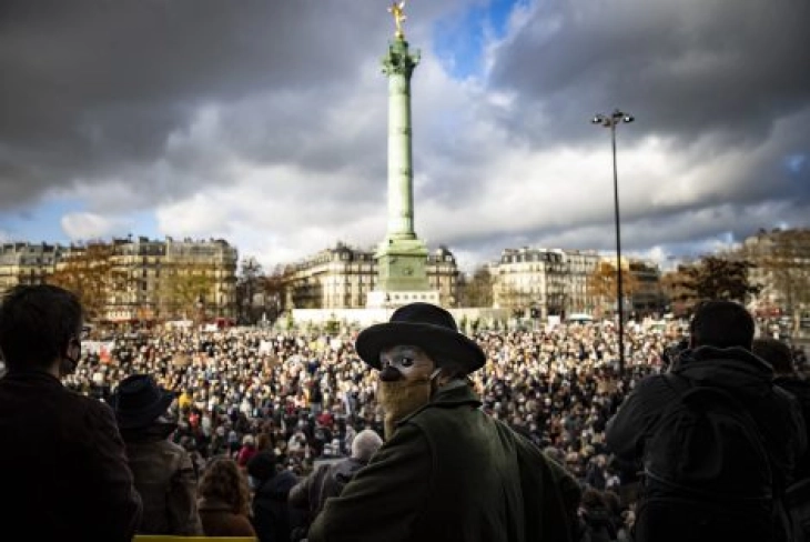 Протест на париските уметници, бараат отворање на театрите  (видео)