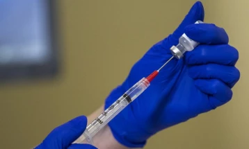 САД тврдат дека „Фајзер“ има проблеми со производството на вакцината, компанијата негира