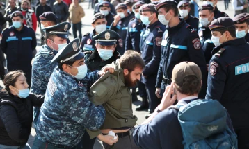 Полицијата во Ереван ги апси демонстрантите кои ја блокираа владата