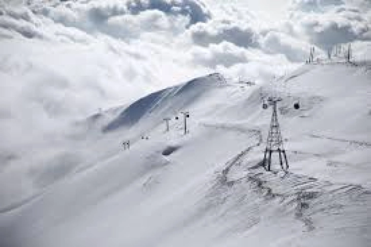 Во снежно невреме во Иран загинаа најмалку осум планинари