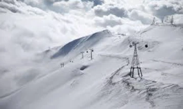 Во снежно невреме во Иран загинаа најмалку осум планинари