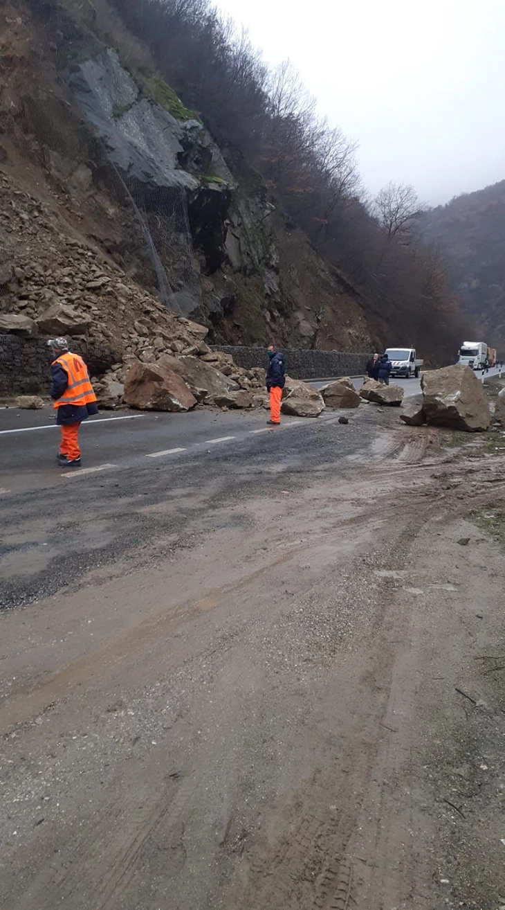 Поради одрони пренасочен сообраќајот на релација Делчево - Скопје