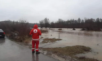 Црвениот Крст Куманово подели хуманитарни пакети за семејства чии што куќи беа зафатени од излевање на реки во Кумановско