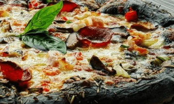Новитет на Халкидики: Црна пица