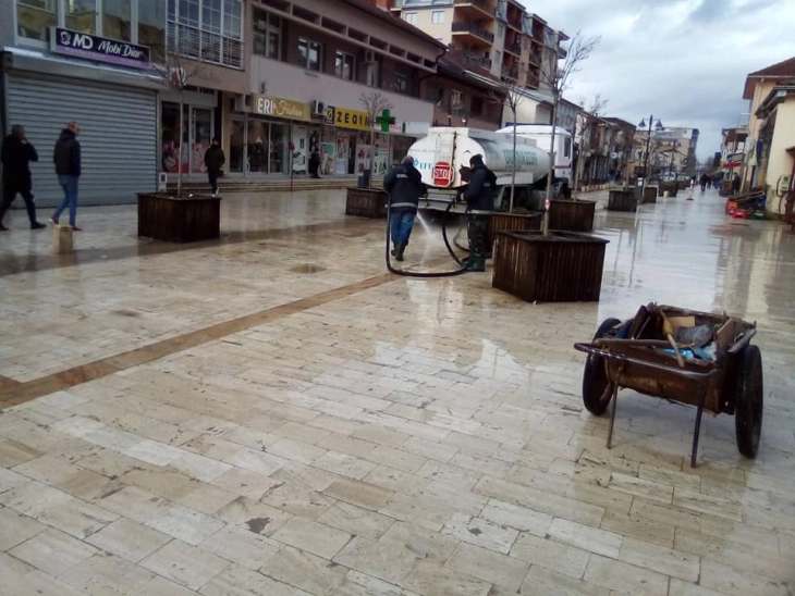 Дебарските комуналци извршија темелно чистење на центарот на градот и шеталиштето