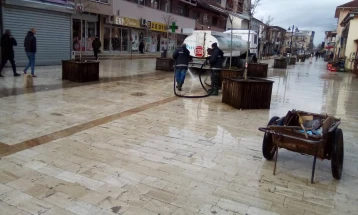 Дебарските комуналци извршија темелно чистење на центарот на градот и шеталиштето