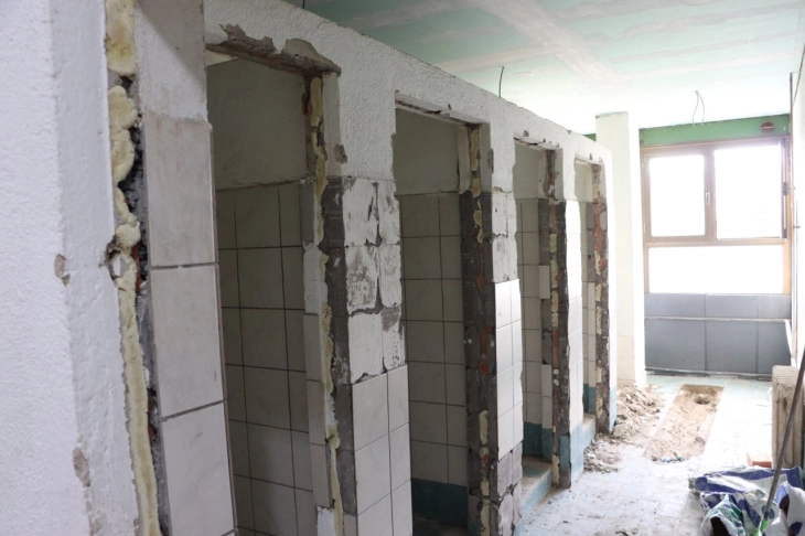 Почна реконструкција на тоалети во кумановската гимназија „Сами Фрашери“