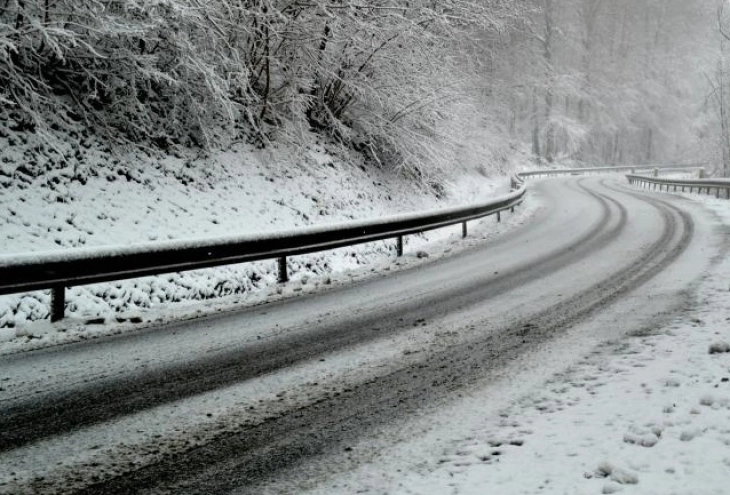 Забрана за движење на тешки моторни возила на патниот правец Тетово-Попова Шапка поради врнежи од снег