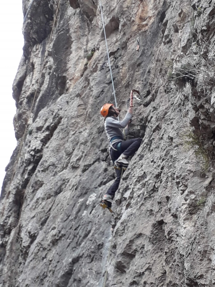 Спортски качувачи се натпреваруваа по карпата на Демиркаписка клисура