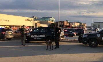 Еден загинат при вооружен напад во трговски центар во Висконсин