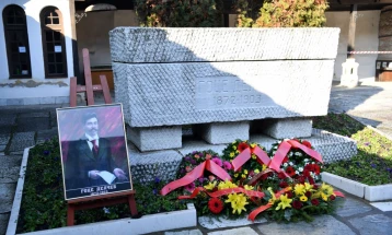 Владини претставници положија цвеќе на гробот на Гоце Делчев