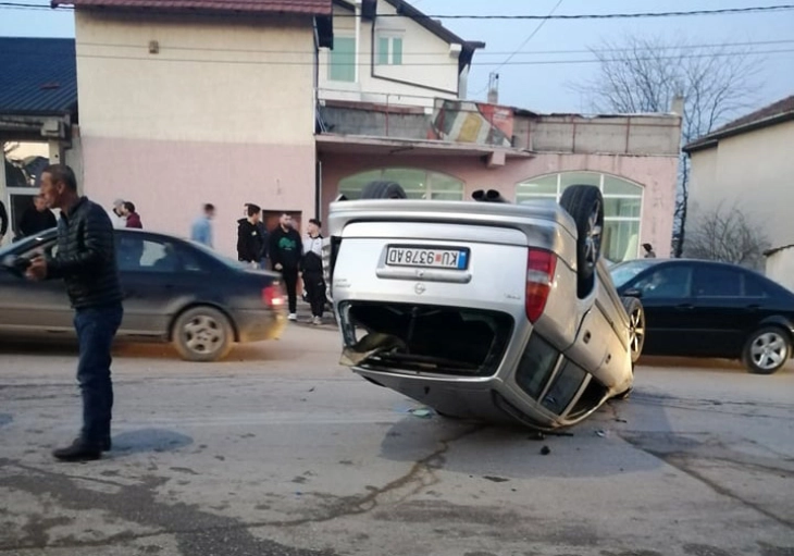 Повреден 18-годишен возач откако со возило удрил во паркирани возила во кумановско Бедиње