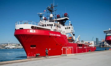 Бродот со 422 мигранти доби дозвола да се закотви во Сицилија