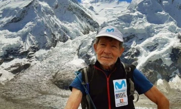 Карлос има 80 години и достигнува рекорди во планинарење