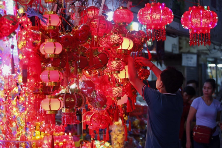 Кинезите за оваа Нова година патуваат помалку, подготвени кино салите