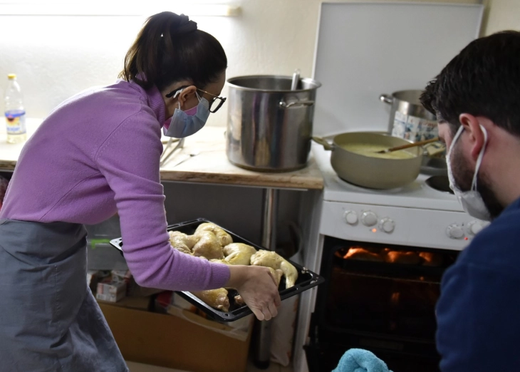 Првата дама Ѓоргиевска учествуваше во подготовката на храна за бездомници и социјално загрозени лица